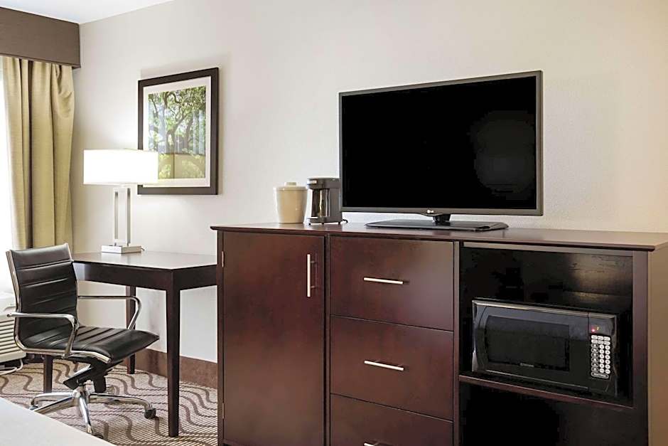 La Quinta Inn & Suites by Wyndham Lagrange / I-85