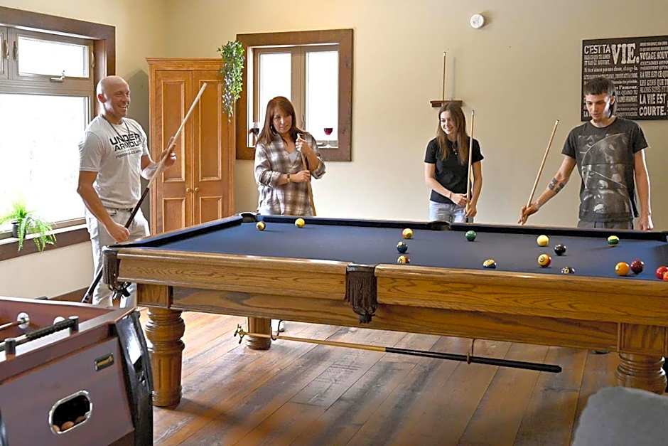 Front RIVER private BEACH 2 HOT TUBS 15 p SAUNA