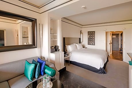 Junior Suite Pool and Atlas Mountain View