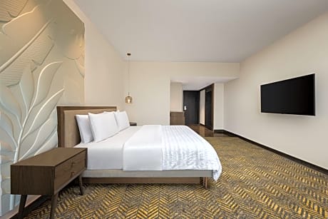 Club King Room with Lounge Access and Complimentary one way Airport Transfer