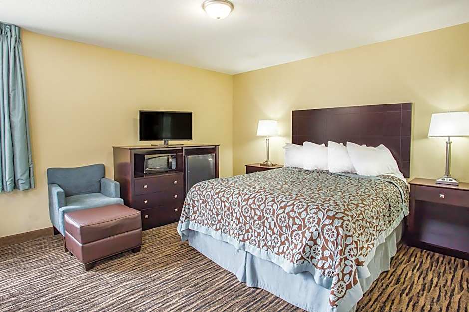 Days Inn by Wyndham Evansdale Waterloo