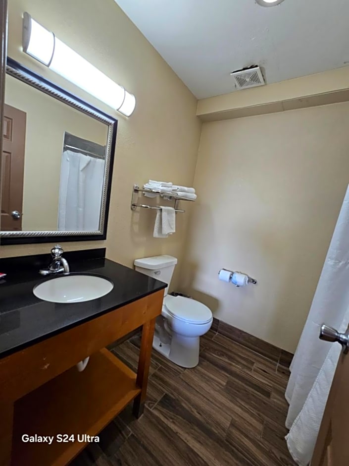 Econo Lodge Inn & Suites