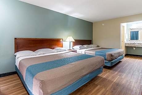 2 Queen Beds | Smoking, Kitchen