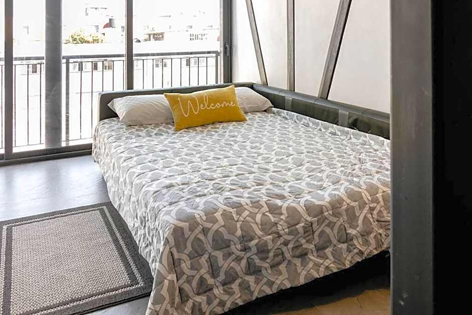 3Ph Amazing 2Bdrm 2bath private terrace fits 10