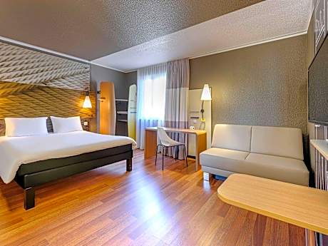 Family Room with 1 double bed (63x79 in. [160 x  200 cm]) and 1 sofa bed.