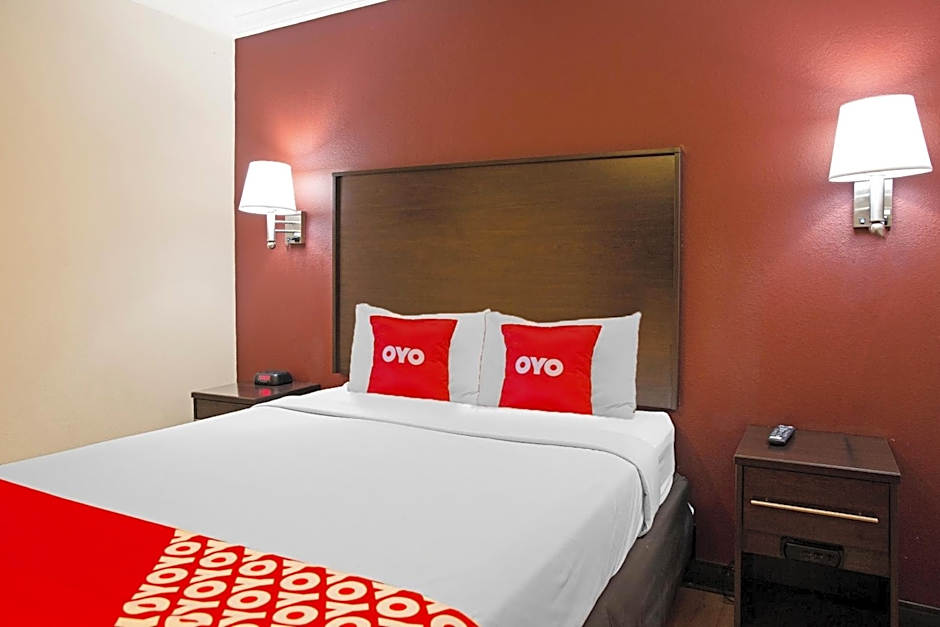 OYO Hotel McAllen Airport South - 1 mi from McAllen Medical Center