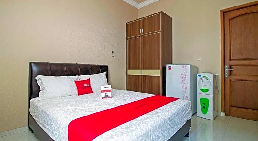 RedDoorz Syariah near Mercu Buana University