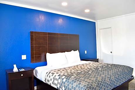 1 King Bed Smoking Accessible