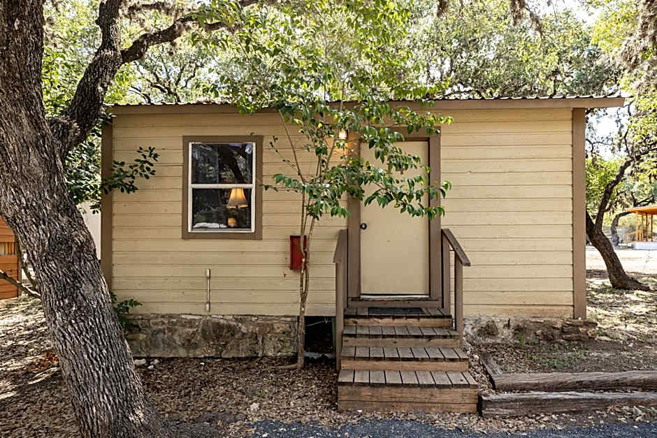 The Historic Leakey Inn