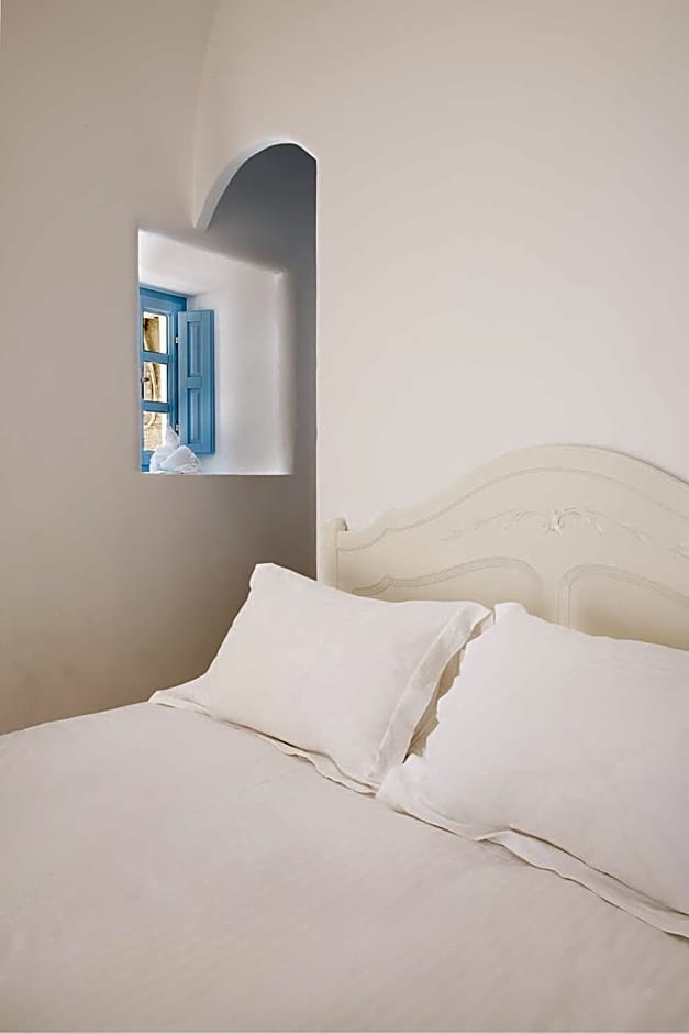 Pantelia Suites