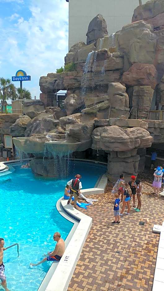 Days Inn by Wyndham Panama City Beach/Beachfront Resort