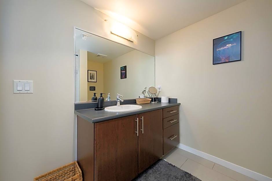 Sub-Penthouse Apartment with Jacuzzi Pool & Sauna
