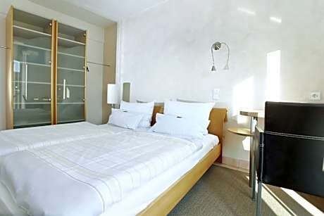 Double Room Alb (Street side)
