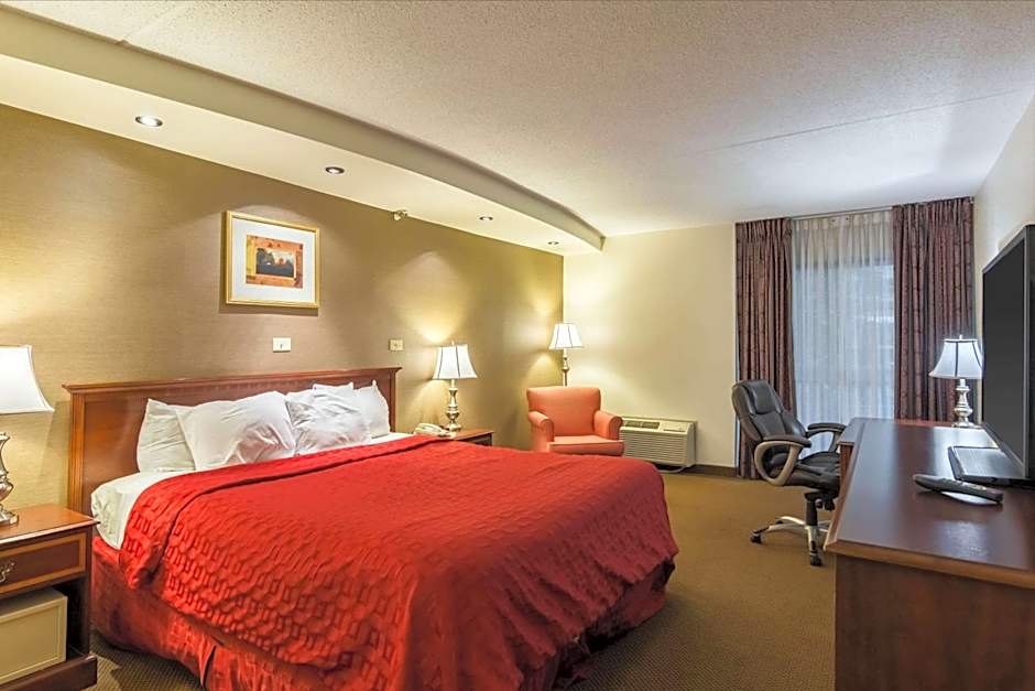 Plaza Inn & Suites