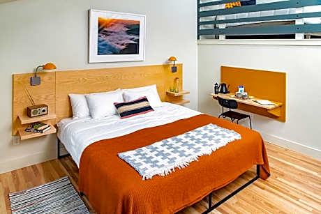 Deluxe Double Room (2 Adults + 1 Child)