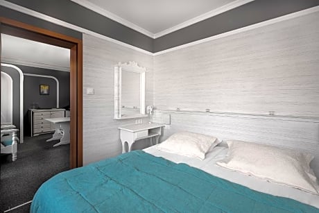 One-Bedroom Suite with Balcony (2 Adults)