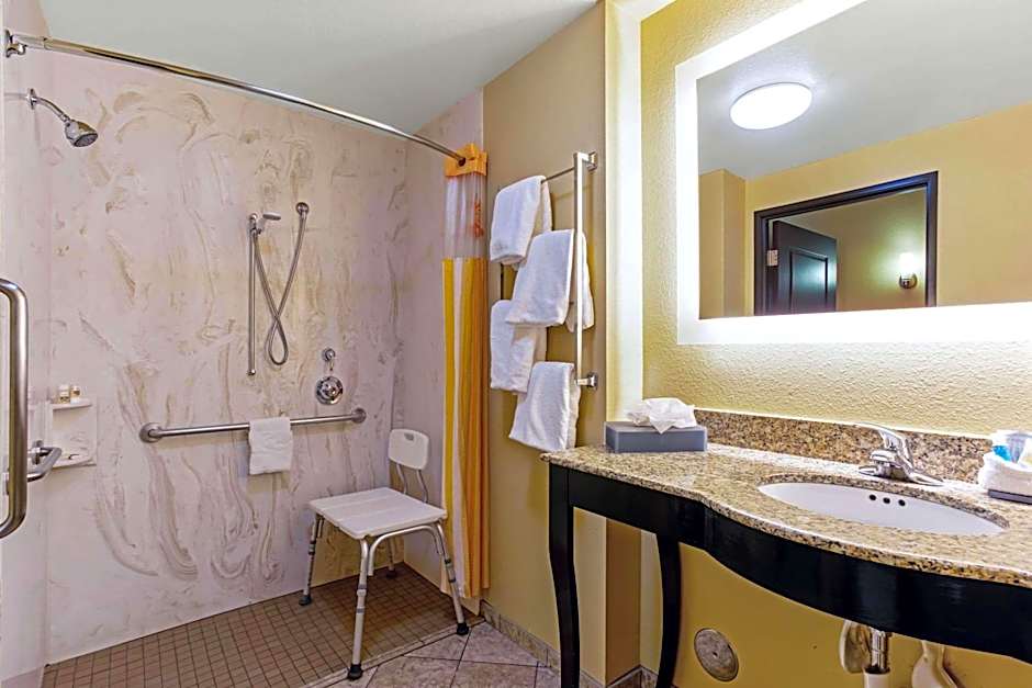 La Quinta Inn & Suites by Wyndham Denver Gateway Park