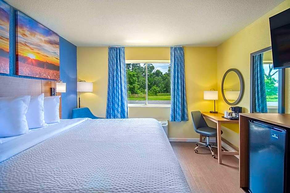 Days Inn by Wyndham Evansdale Waterloo