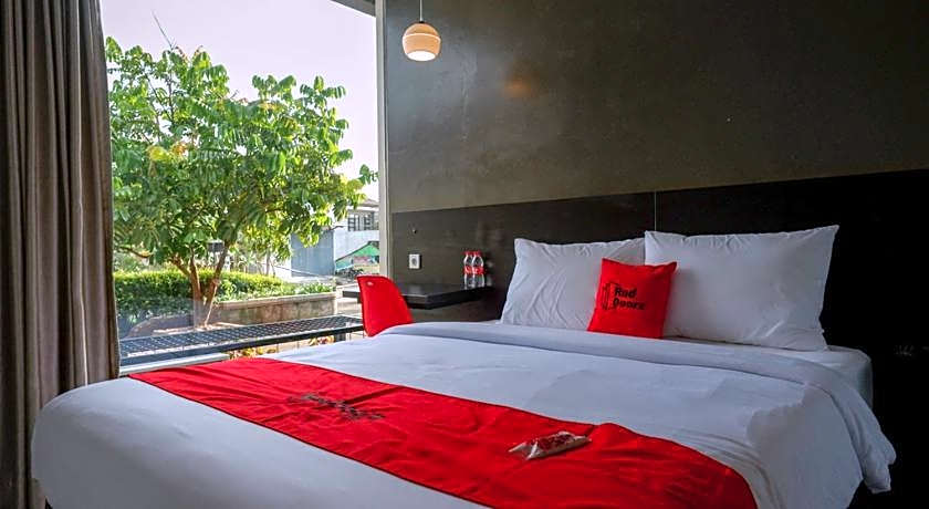 RedDoorz Plus near Solo Baru