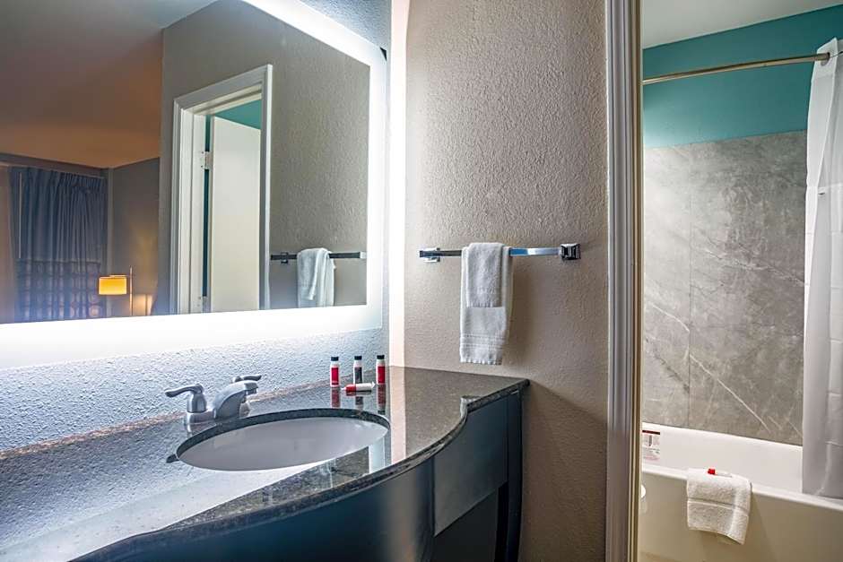 Super 8 by Wyndham Mobile I-65