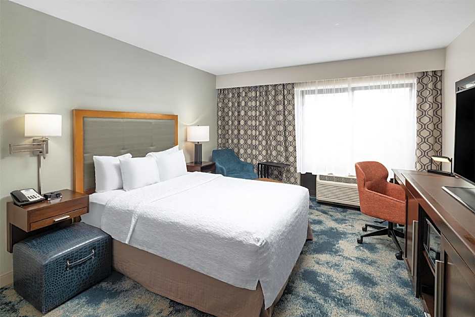 Photo 1 of 7 of 1 Queen Bed, Hearing/Mobility Accessible, Bathtub