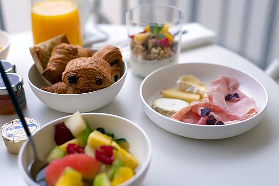 Perpetual Elysee Montaigne