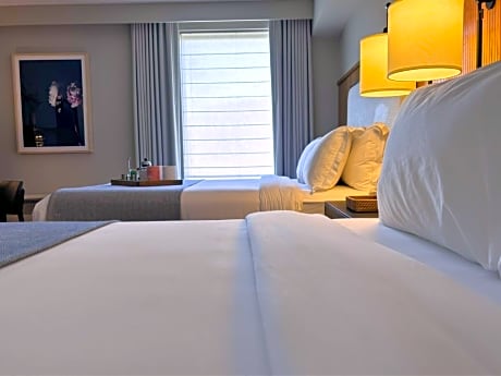 Deluxe Double Queen Room
