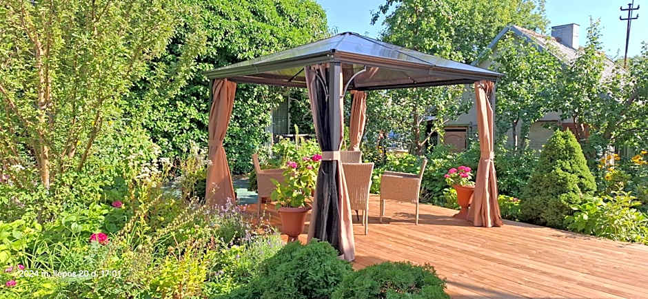 Apartamentai šalia baseino