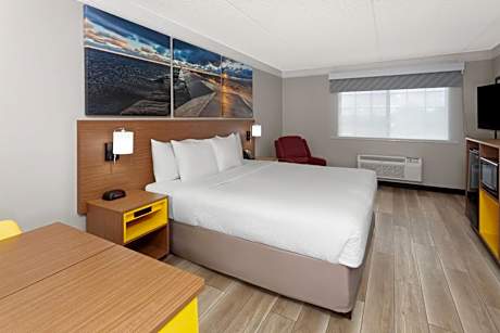 Deluxe King Room - Non-Smoking