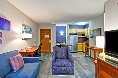 1 King 1 Bedroom Hearing Accessible Suite Non-Smoking