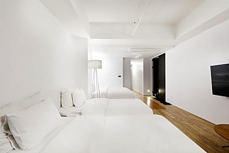 5-Person Family Room (1 double bed / 3 single beds / 75-inch TV / 6 OTT streaming services)