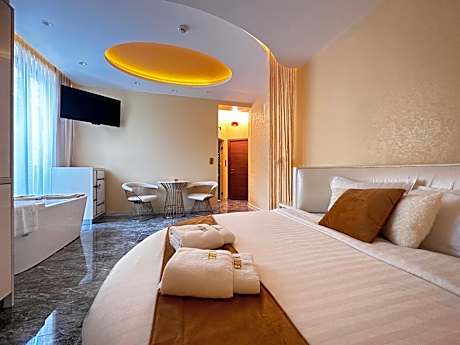 Deluxe Suite with Spa Bath