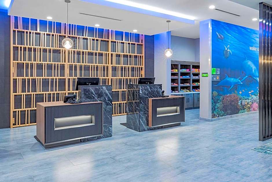 La Quinta Inn & Suites by Wyndham Galveston North at I-45