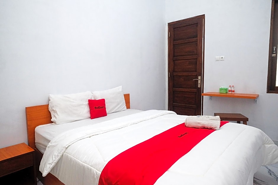 RedDoorz near Stasiun Purwosari