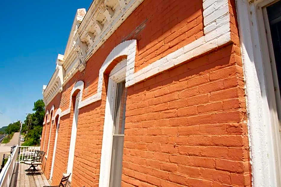 The Burlington Hotel & Bar - Alma WI