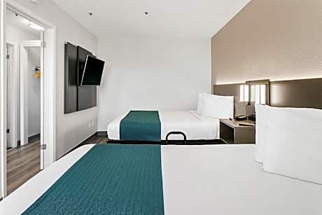 2 Queen Beds | Suite, Nsmk, Kitchen, Sofa-Bed