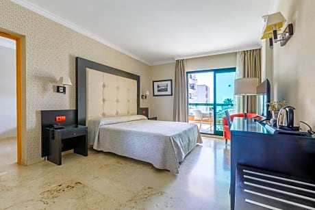 Family Room (2 Adults + 2 Children)