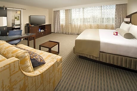 Premium King Room with Mobility Accessible Roll-In Shower - Breakfast included in the price 