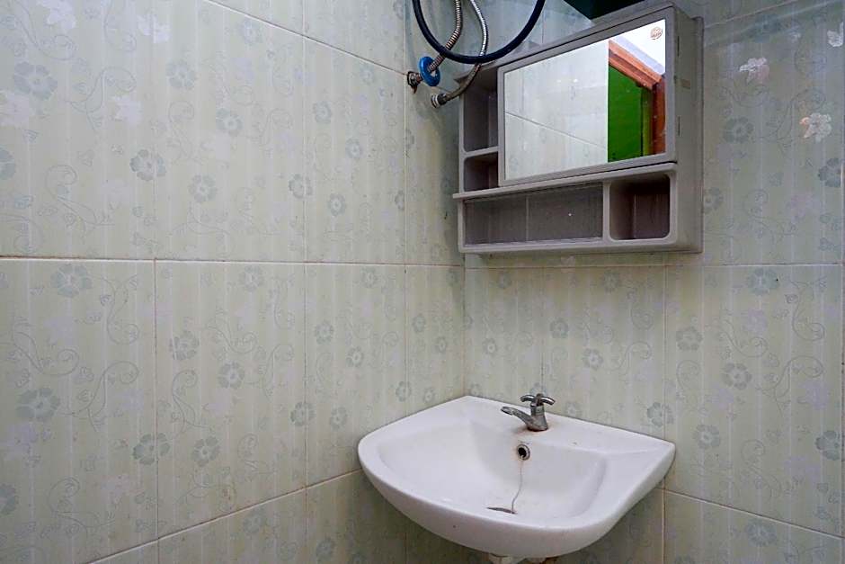 RedDoorz Syariah near RS Mitra Siaga