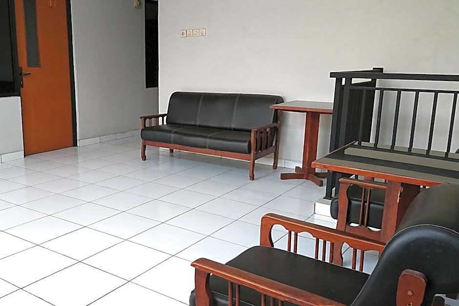 RedDoorz near Stasiun Tawang Semarang