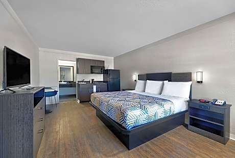 1 King Bed | Suite, Non-Smoking