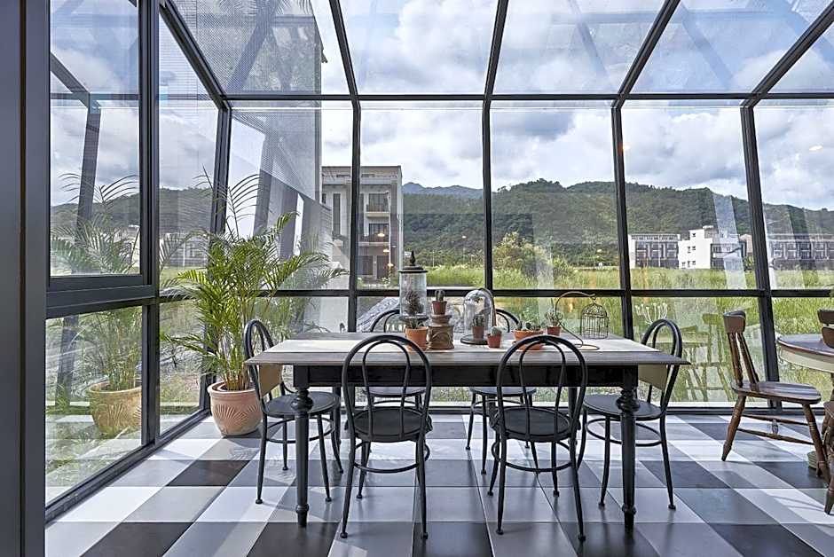 Noir Home