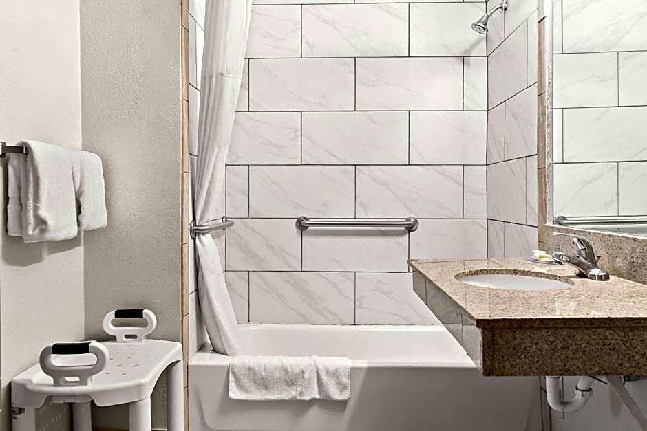 Days Inn & Suites by Wyndham Warren