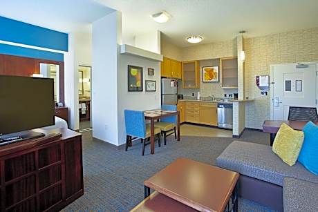 Suite, 2 Bedrooms (Mobility/Hearing Access, Roll-In Shwr) (2 Double Beds)