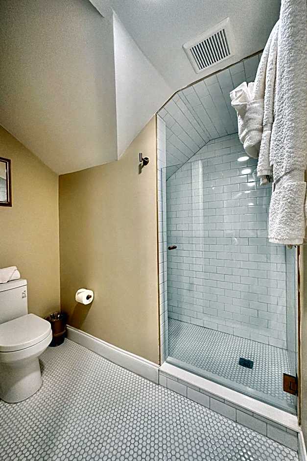 Peninsula Bed & Cocktails