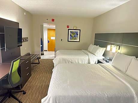 Standard Queen Room with Two Queen Beds and Mobility Accessible Tub