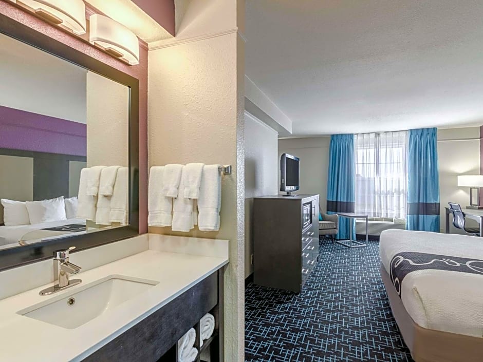 La Quinta by Wyndham Kansas City Airport