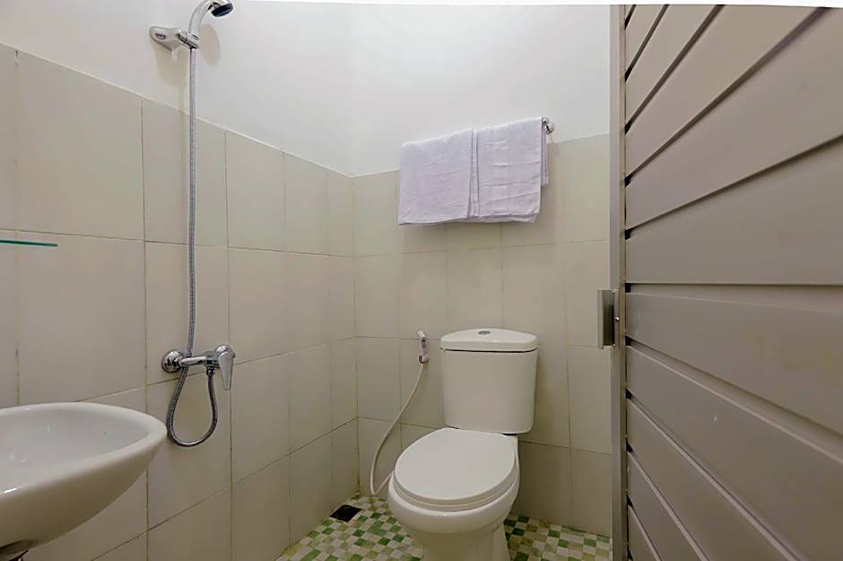 OYO 779 Mn One Residence Syariah Near ITC Cempaka Mas Near Kalbe Farma