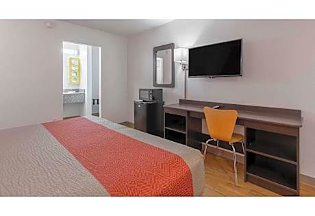 1 KING BED | MOBIL ACCESS TUB NSMK MICFRIDG
