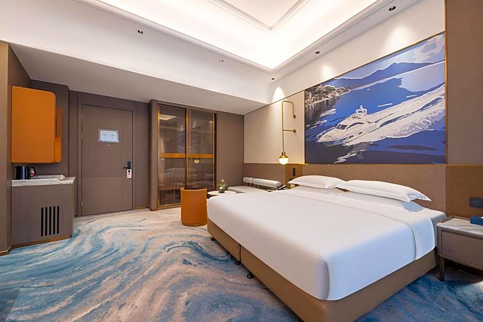 Photo 1 of 5 of Deluxe Ocean 1 King Bed